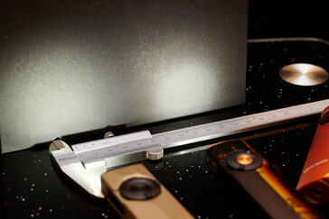 Az Arkpro Ultra reflektora az Arkfeld Pro általános fénysugarával összehasonlítva. (Kép forrása: Andreas Sebayang/Notebookcheck.com)