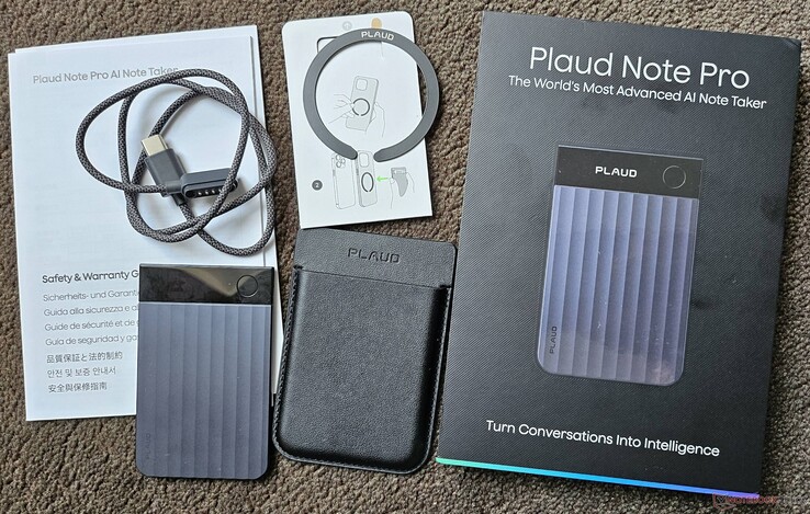 A kompakt csomag tartalmaz egy töltőkábelt, egy gyors útmutatót, egy mágneses tokot, egy mágneses gyűrűt és a készüléket.