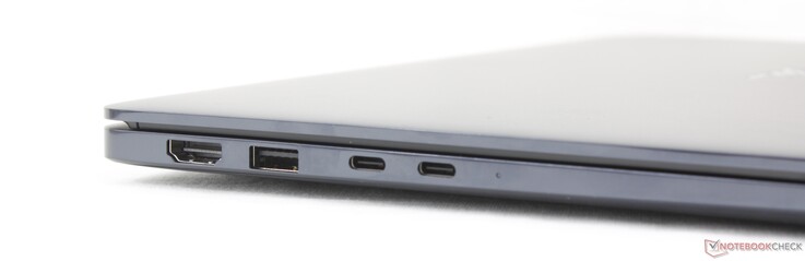 Bal oldalon: HDMI 2.1, USB-A 3.2 Gen. 1, 2x USB-C Thunderbolt 4 DisplayPort 2.1-el és Power Delivery-vel