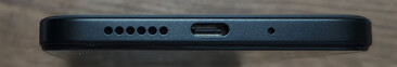 Alul: Hangszóró, USB-C port, mikrofon