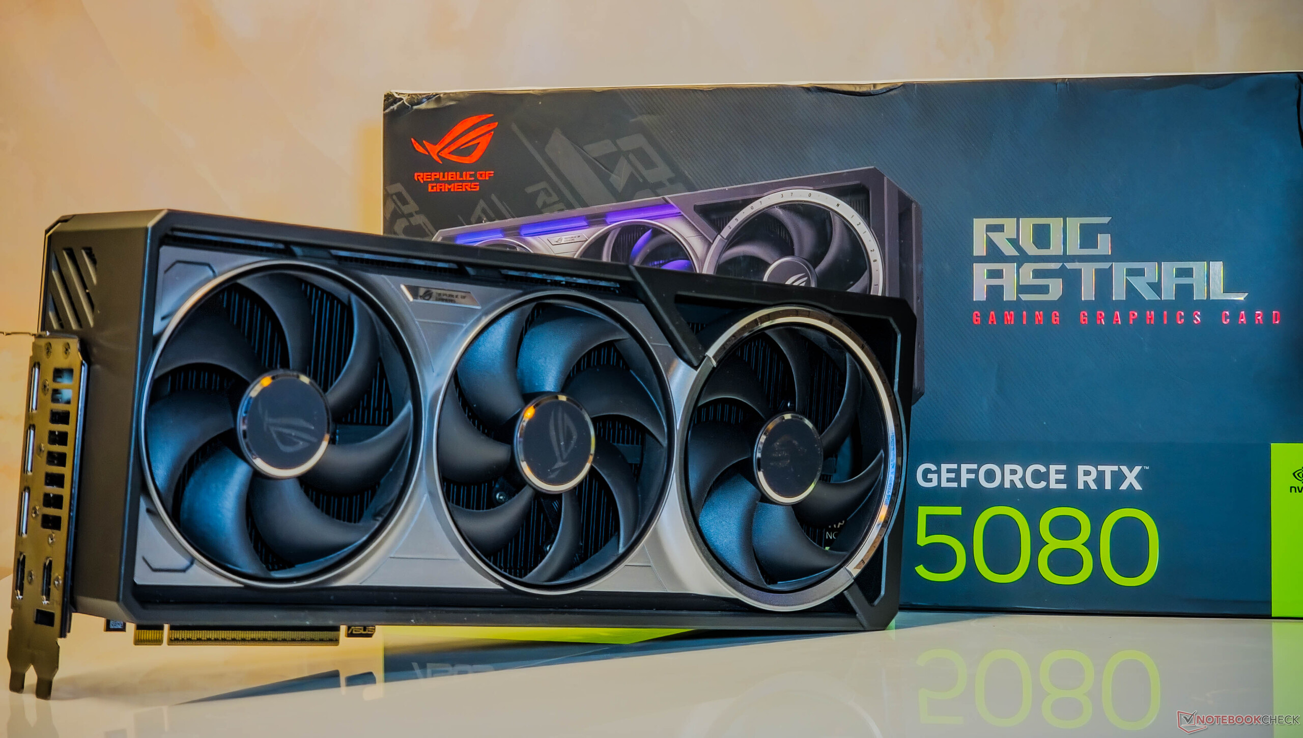 Asus ROG Astral GeForce RTX 5080 OC az Asus ROG Astral RTX 5080 OC felülvizsgálatában