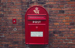 A digitális változás ára: A PostNord alkalmazottai elveszítik állásukat. Képeken: Piros postaláda Dániában (Kép forrása: Wikimedia Commons)