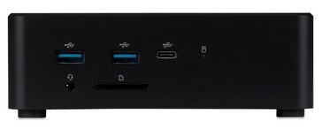 Az iiyama mini PC elölnézete, amelyen az USB-A-, USB-C- és audiocsatlakozók, valamint az SD-kártyaolvasó láthatók