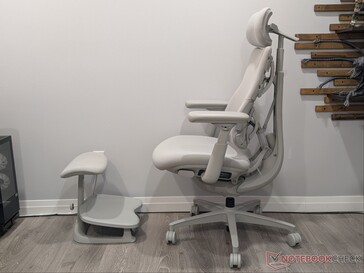 Omni szék és StepSync lábtartó.