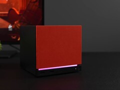 Steam Machine mini PC piros előlappal és RGB-megvilágítással
