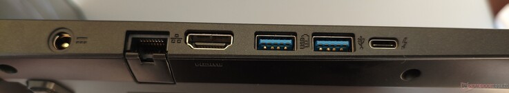 bal oldalon: 2.1, 2x USB-A 3.0, Thunderbolt 4, DC-in, RJ45 LAN, HDMI 2.1, 2x USB-A 3.0, Thunderbolt 4