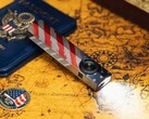 Az Olight ArkPro Stars &amp; Stripes Edition zseblámpa 1 500 lumenes széles sugárzású fényt biztosít.