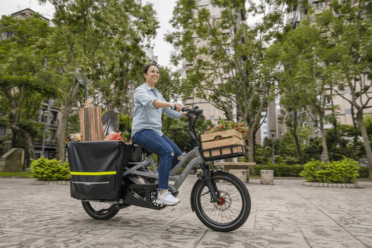 A Tern GSD teherszállító e-bike-ot egy Bosch Cargo line középhajtású motor hajtja 85 Nm nyomatékkal, amely akár 25 km/h (15,5 mph) csúcssebességet is biztosít (Kép forrása: Tern)