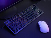 Turtle Beach Vulcan II TKL játékbillentyűzet az egér mellett egy asztali számítógépen