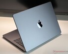 Apple MacBook Pro 14 M4 lapkakészlettel. (Kép forrása: Notebookcheck)
