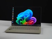 Asus Zenbook A14 laptop Snapdragon X2 Elite chippel, Windows asztali számítógép megjelenítésével a képernyőn
