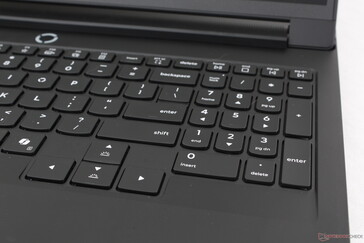 A Numpad billentyűk keskenyebbek, mint a fő QWERTY billentyűk, míg a nyílbillentyűk nagyobbak