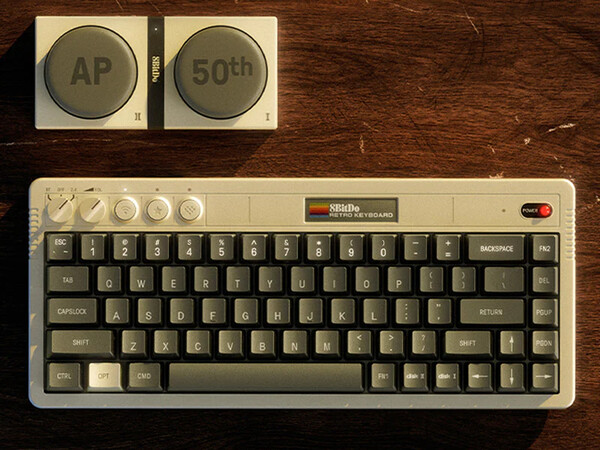 A 8BitDo Retro 68 Keyboard AP50th Limited Edition két vezeték nélküli szuper gombot tartalmaz.