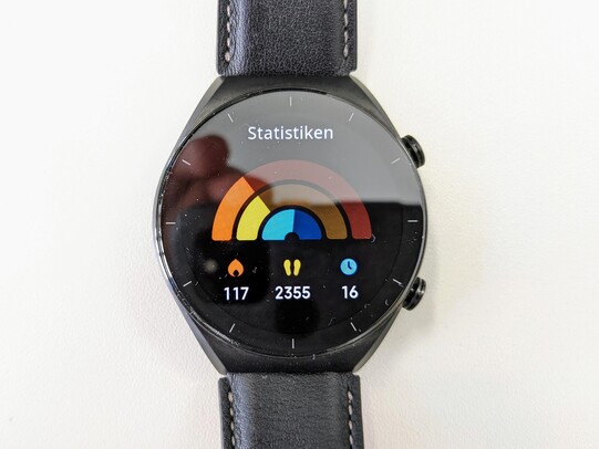 The activity monitor shows calories burned, steps and movement time.