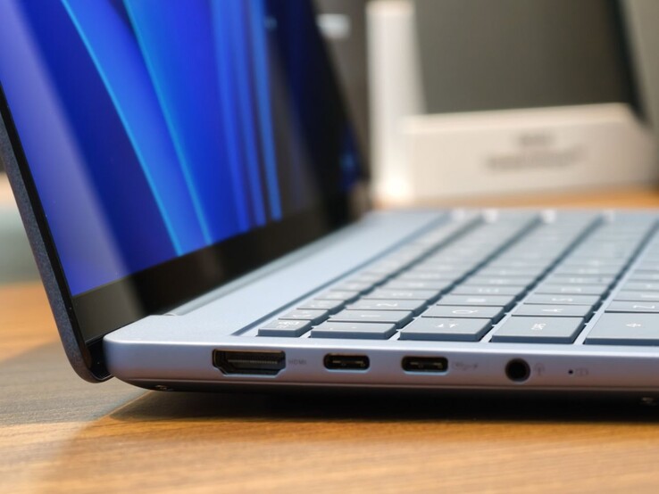 A Zenbook 14 bal oldalán egy HDMI-port, két USB-C port és egy fejhallgató-csatlakozó található, míg a jobb oldalon egy USB-A port található.