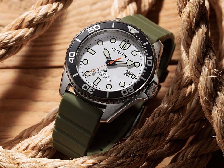 Citizen Promaster Marine BN0265-00A búváróra fehér számlappal, fekete kerettel, rozsdamentes acél tokban és olajzöld, tekercselt kötélből készült szíjjal.