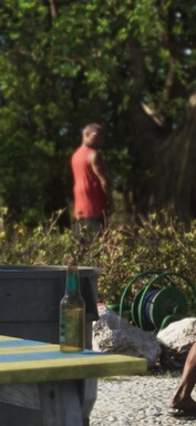 Egy férfi úgy tűnik, mintha egy fa mellett végezné szükségét (nagyított GTA 6-os képernyőkép).