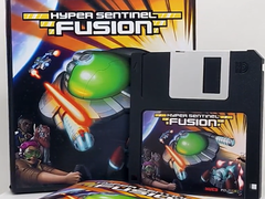 A Hyper Sentinel Fusion kihúzható doboz floppylemez témájú USB-meghajtóval a képen látható módon
