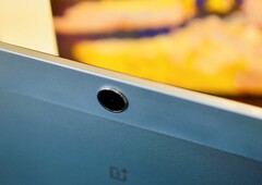 Miért van például a OnePlus Pad Lite fém burkolatán egy meglehetősen széles műanyag csík? (Kép forrása: Notebookcheck)