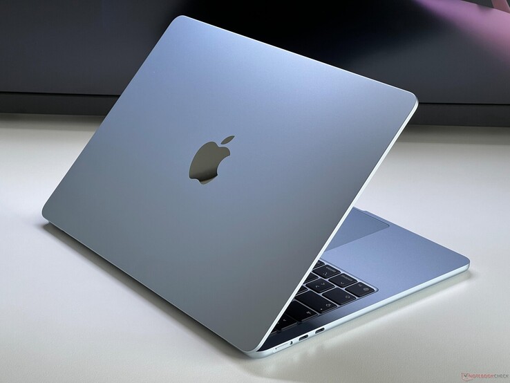 Apple 13 hüvelykes MacBook Air egy asztalon ülve, nyitott fedéllel (Kép forrása: Notebookcheck)