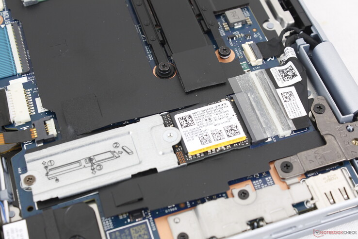 Egyetlen M.2 SSD-t támogat akár 80 mm hosszúságban is
