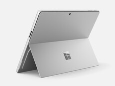 A Surface Pro 12 platina színben.