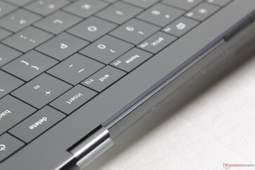 Minimalista kialakítás, a hátoldalon végig elhelyezett szellőzőrácsokkal