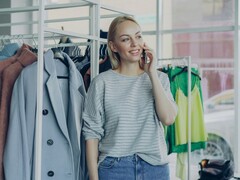 Dekoratív kép. Egy személy áll egy ruhaboltban