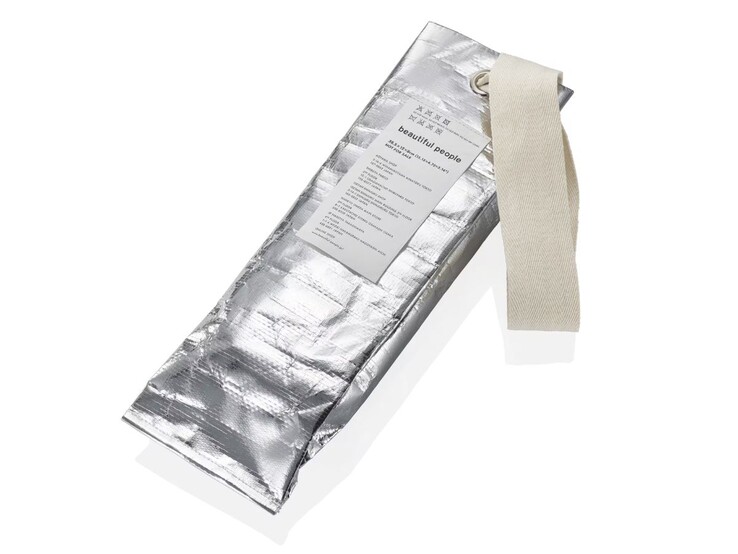 A Casio G-Shock GMS2110BP-5A órához egy ingyenes gyönyörű táska jár (a képen). (Kép forrása: Casio)