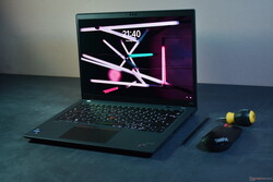 felülvizsgálat alatt: Intel, a felülvizsgálat eszköze a következő cégtől származik: Lenovo ThinkPad P14s Gen 4 Intel, a felülvizsgálat eszközét a következő cég szállította