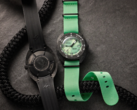 Az új Doxa Sub 300 Carbon Seafoam Limited edition (a képen) kétféle szíjjal érkezik a dobozból. (Kép forrása: Watches of Switzerland)