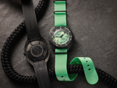 Az új Doxa Sub 300 Carbon Seafoam Limited edition (a képen) kétféle szíjjal érkezik a dobozból. (Kép forrása: Watches of Switzerland)