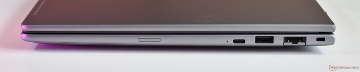 helyes: USB-C 3.2 Gen 2, USB-A 3.2 Gen 1, RJ45-Ethernet, Kensington-zár nyílás