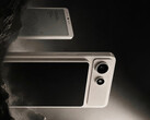Az A10-et egy belépő szintű Snapdragon SoC fogja hajtani. A képen: promóciós fotó, amelyen a mágneses kijelző a telefonhoz van rögzítve.