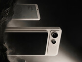 Az A10-et egy belépő szintű Snapdragon SoC fogja hajtani. A képen: promóciós fotó, amelyen a mágneses kijelző a telefonhoz van rögzítve.