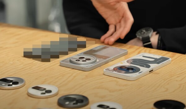 A Nothing Phone (3) megjelent egy hivatalos videóban, de pixeles volt, hogy elrejtse a designját. (Kép forrása: Nothing)
