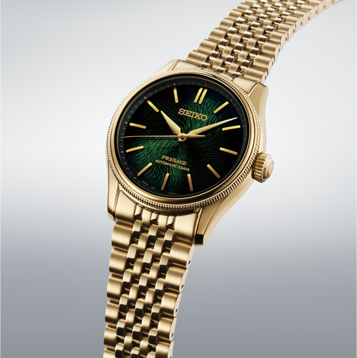 Közelkép a Seiko Presage Classic x Tradman’s Bonsai karóráról, texturált sötétzöld számlappal, arany színű mutatókkal és indexekkel, valamint arany színű karkötővel.