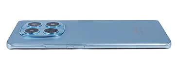 Jobb oldal: hangerő, bekapcsológomb