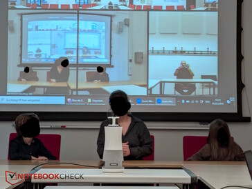 A hub még a terem hátsó részéből is érzékel engem (jobbra és felül a vetítővásznon)