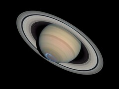 A Szaturnuszt sarki fényben ábrázoló kép. (Kép forrása: WikiImages - Pixabay)