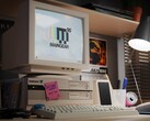 A Maingear Retro95 előre összeállított játék PC egy asztali számítógépen (Kép forrása: Maingear PR)