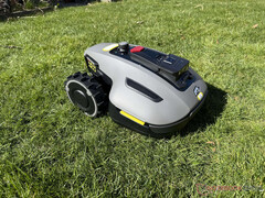 A Mammotion Yuka Mini az egyik legjobb vezeték nélküli robotfűnyíró kis kertekbe. (Kép forrása: Marcus Schwarten / Notebookcheck)