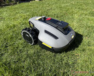 A Mammotion Yuka Mini az egyik legjobb vezeték nélküli robotfűnyíró kis kertekbe. (Kép forrása: Marcus Schwarten / Notebookcheck)