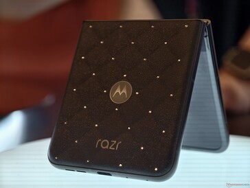 Motorola Razr 70, hátlapján Swarovski kristályokkal