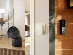 Balról jobbra (a képen): a Philips Hue Secure 2K vezetékes kamera, a Hue Smart Chime és a Hue Secure vezetékes videós ajtócsengő. (Kép forrása: Philips - Szerk.)