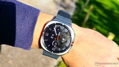A legfrissebb kiszivárgott információk szerint a Samsung Galaxy Watch Ultra 2 újratervezett külsőt kapott, némileg az Galaxy Watch 9 Classic stílusát idézve, amely végül soha nem került forgalomba.