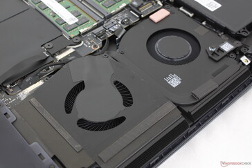 A belső ventilátorok nagyobbak, mint az Alienware 16 Area-51 modellnél
