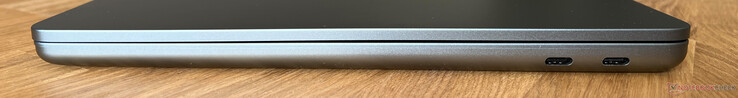 Jobbra: 2x USB-C 3.2 Gen 2 (10 GBit/s, DisplayPort ALT Mode 1.4a, Power Delivery)
