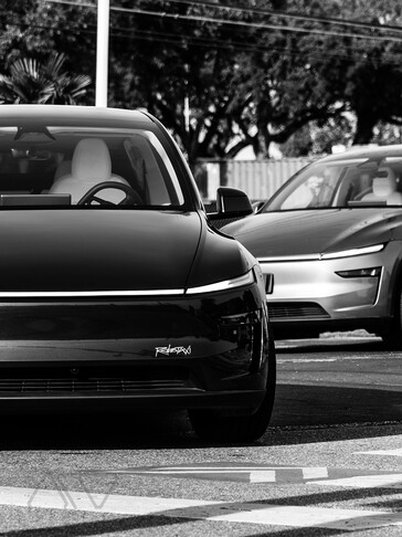 A Tesla Robotaxi platform logója az első lökhárítón.