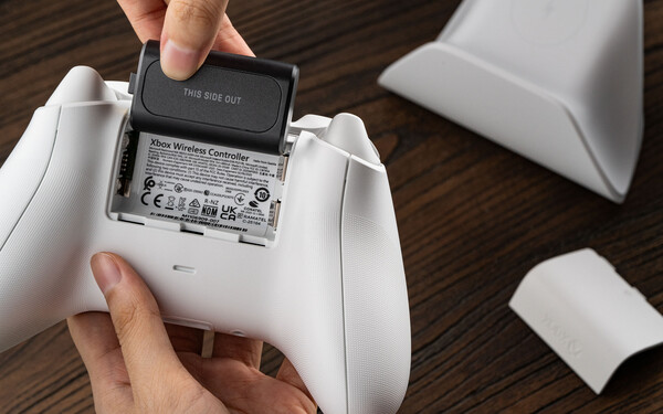 Az Xbox-kontrollerekhez készült Ultimate Charging Dock vezeték nélkül tölthető akkumulátort is tartalmaz.